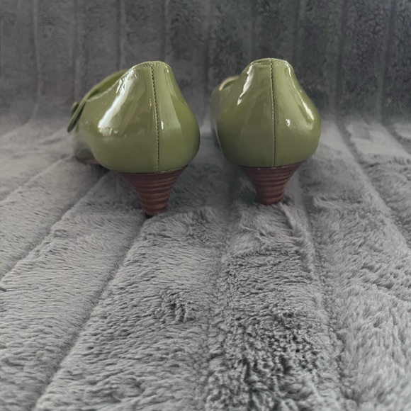 Manolo Blahnik Green Patent Kitten Heels - Picture 4 of 9